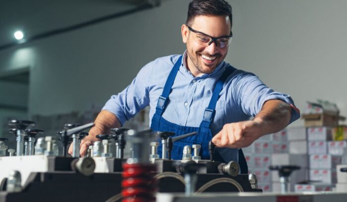 Ingeniero mecánico trabajando en el diseño y análisis de maquinaria industrial
