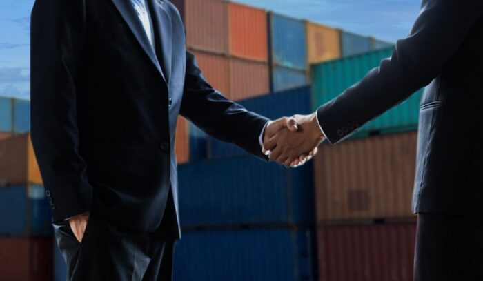 Licenciado en Comercio Internacional analizando operaciones de exportación e importación y mercados globales.