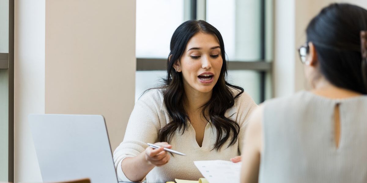 Profesional de Recursos Humanos en gestión de talento ¿Qué hace un profesional de Recursos Humanos? Gestión de selección, capacitación y desarrollo de equipos