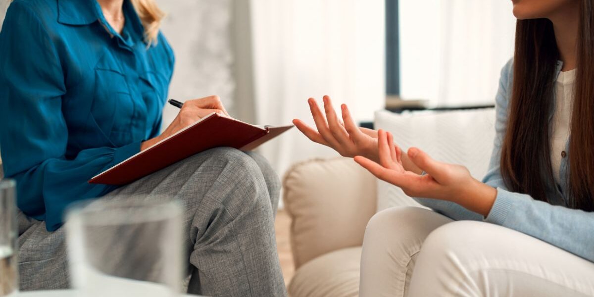 ¿Qué hace un psicólogo? Funciones y ejemplos reales Psicólogo acompañando a una persona en consulta para abordar emociones y bienestar mental