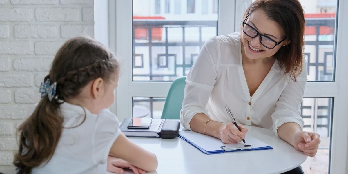 Qué hace un psicopedagogo: funciones y ejemplos reales Qué hace un psicopedagogo acompañando procesos de aprendizaje y orientación educativa