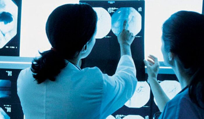 ¿Qué materias tiene Bioimágenes? Estudiante aprendiendo diagnóstico por imágenes y tecnología médica