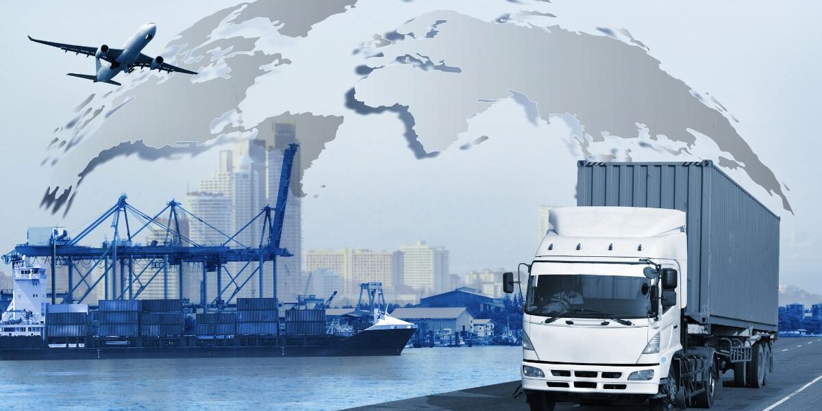 ¿Qué materias tiene Comercio Internacional? Estudiantes cursando materias de Comercio Internacional como economía, logística y comercio exterior.