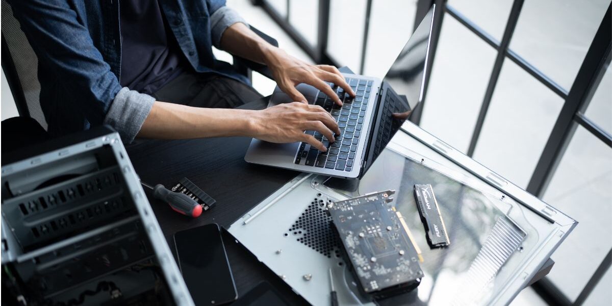 ¿Qué materias tiene Ingeniería en Sistemas? Estudiante aprendiendo programación, bases de datos y tecnología