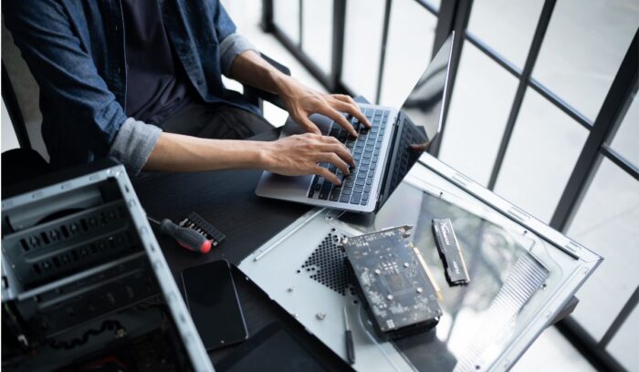 ¿Qué materias tiene Ingeniería en Sistemas? Estudiante aprendiendo programación, bases de datos y tecnología
