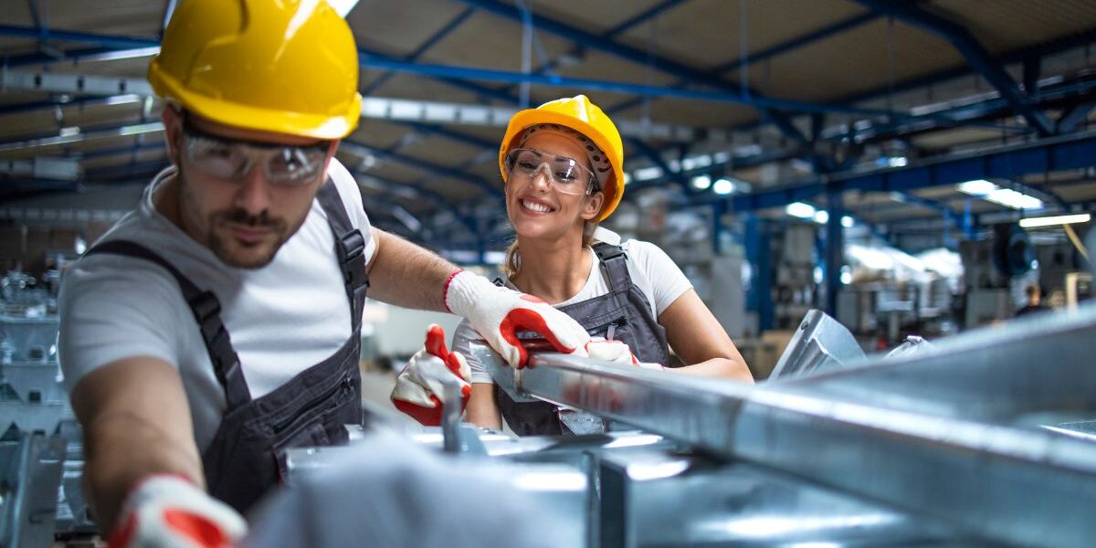 ¿Qué materias tiene Ingeniería Industrial? Estudiante de Ingeniería Industrial revisando materias de matemática, logística, producción y finanzas.