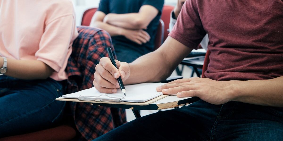 ¿Qué materias tiene la carrera de abogacía? ¿Qué materias tiene la carrera de abogacía? Estudiante de Derecho revisando contenidos y bibliografía jurídica.