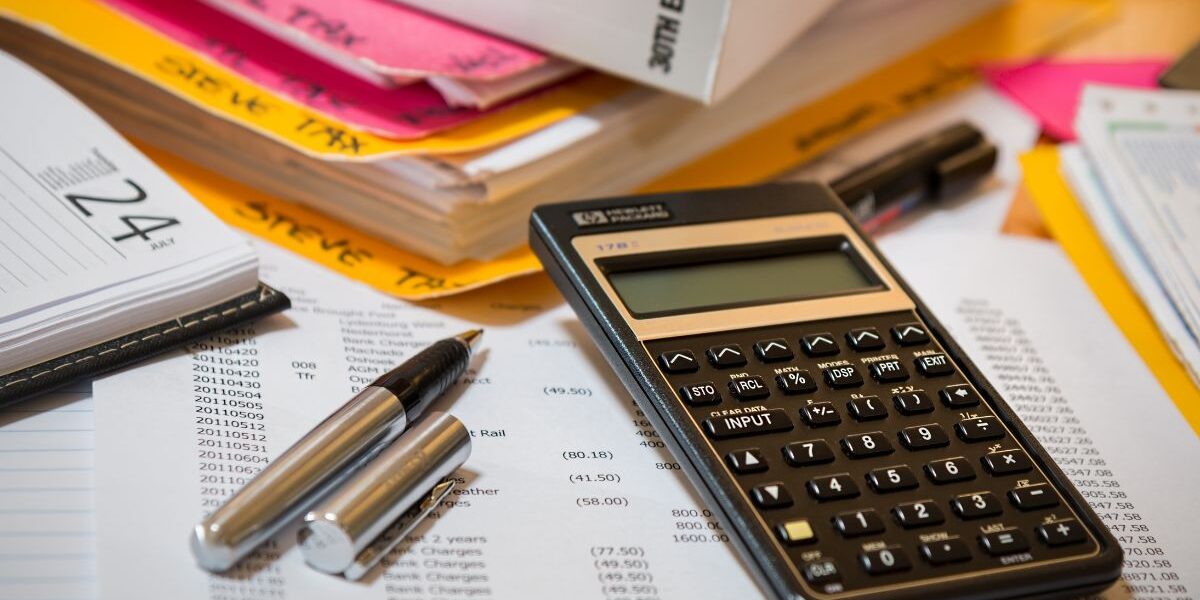 Qué materias tiene la carrera de Contador Público Estudiantes cursando materias de la carrera de contador público relacionadas con contabilidad, economía y finanzas.