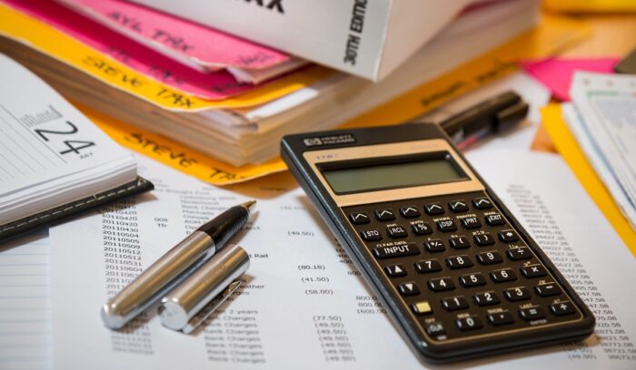 Estudiantes cursando materias de la carrera de contador público relacionadas con contabilidad, economía y finanzas.