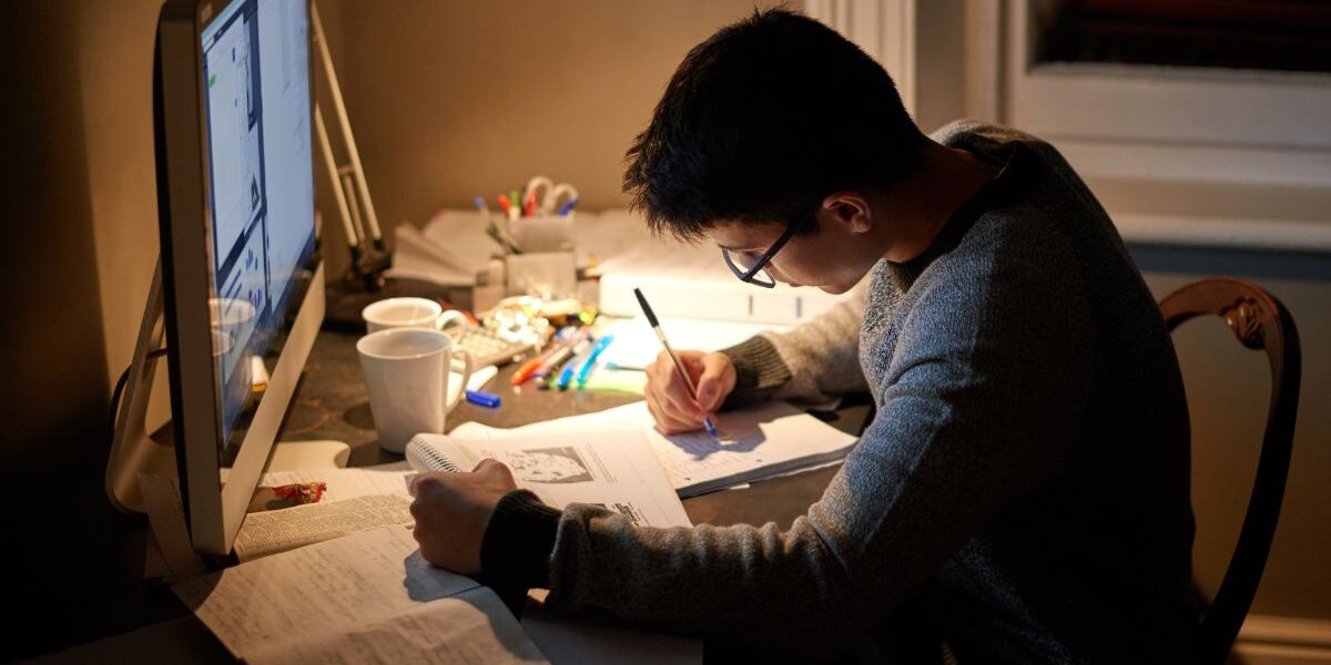 ¿Qué materias tiene Recursos Humanos? Estudiante analizando contenidos de gestión, comunicación y derecho laboral
