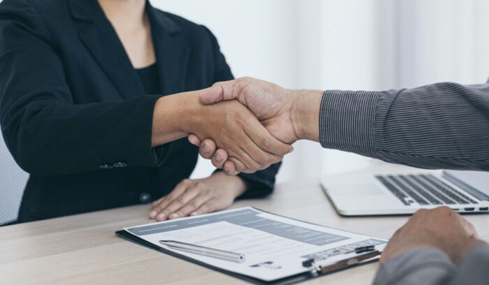 Profesional analizando oportunidades vinculadas a la salida laboral de contador público en distintos sectores.