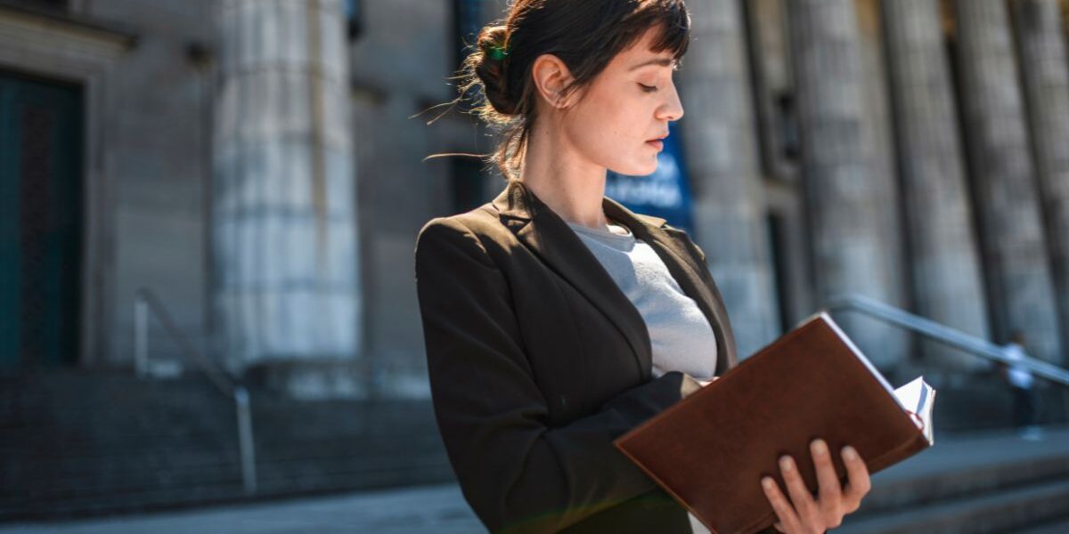 ¿Se puede trabajar mientras se estudia abogacía? ¿Se puede trabajar mientras se estudia abogacía? Estudiante de Derecho combinando formación académica y experiencia laboral.