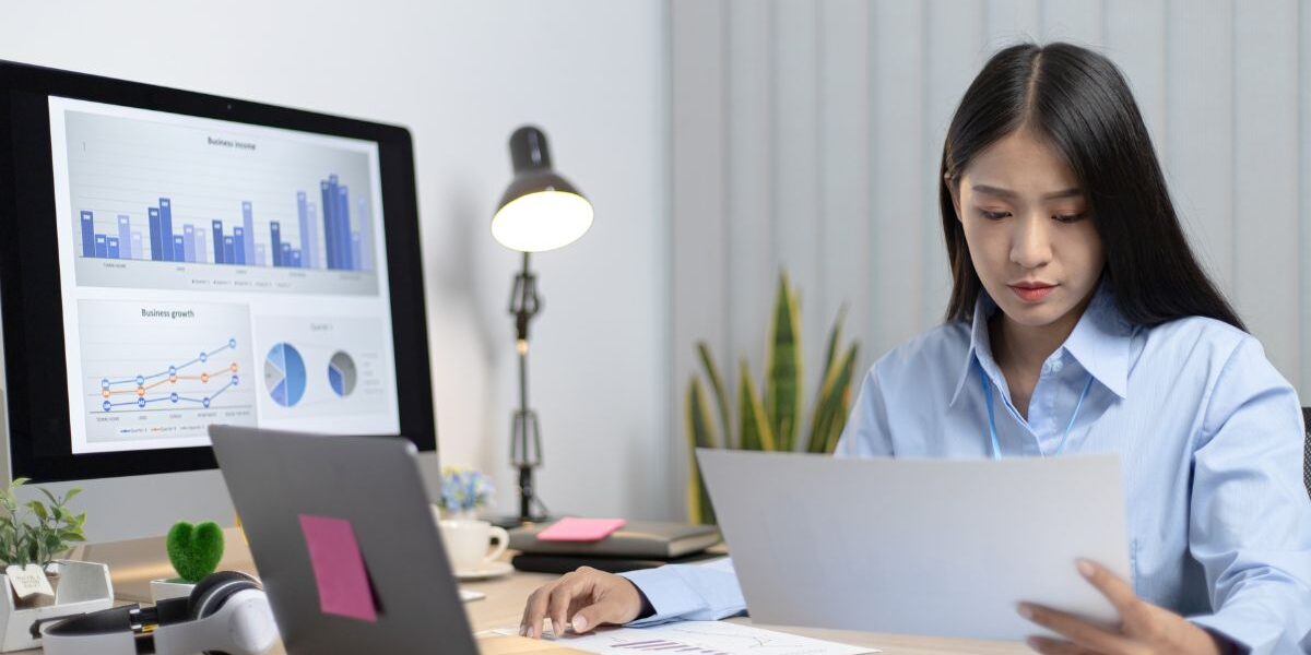 ¿Se puede trabajar mientras se estudia Administración? Estudiante combinando formación universitaria y experiencia laboral