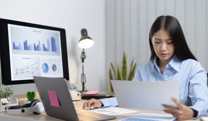 ¿Se puede trabajar mientras se estudia Administración? Estudiante combinando formación universitaria y experiencia laboral
