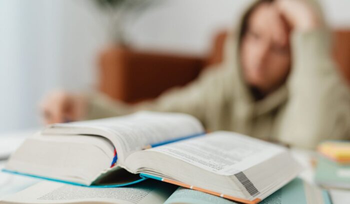 ¿Se puede trabajar mientras se estudia Bioimágenes? Estudiante realizando prácticas en un entorno de salud
