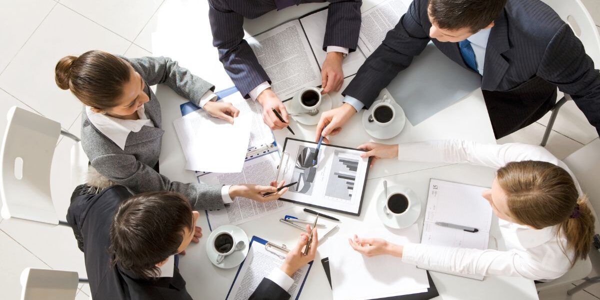 ¿Se puede trabajar mientras se estudia Comercio Internacional? Imagen representativa de estudiantes de Comercio Internacional que combinan su formación académica con experiencias laborales en comercio exterior, logística y negocios internacionales. Refleja las oportunidades de inserción profesional durante la carrera.