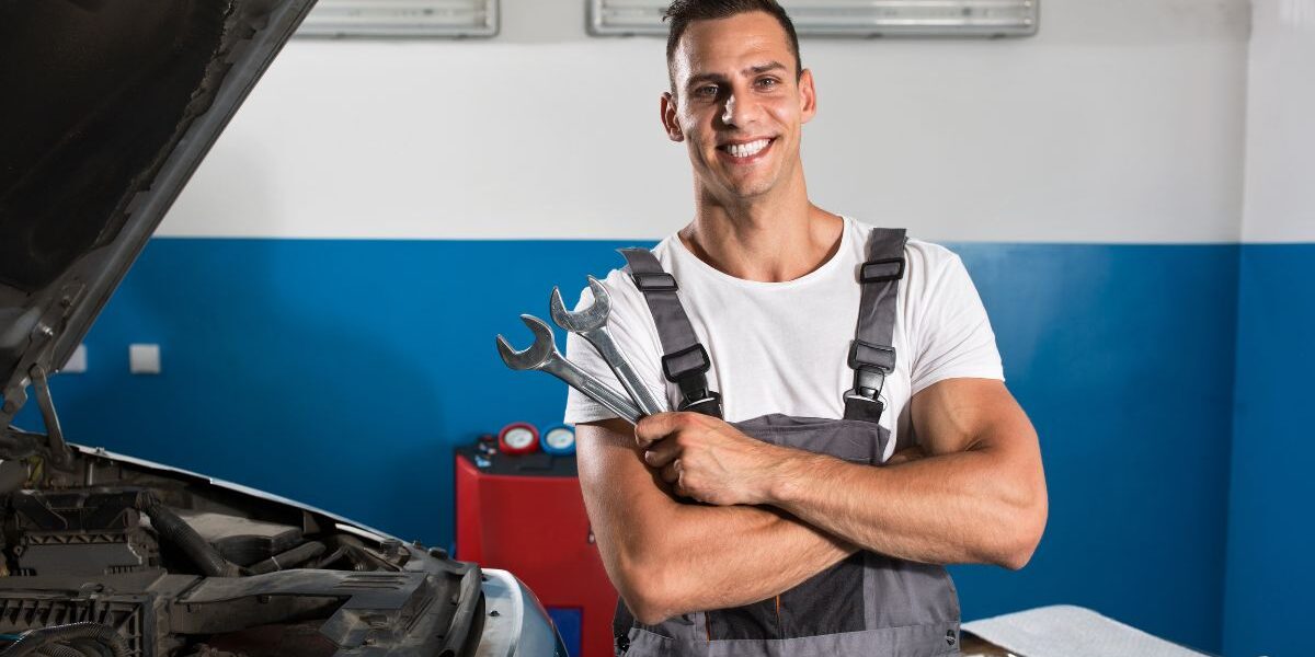 ¿Se puede trabajar mientras se estudia Ingeniería Mecánica? ¿Se puede trabajar mientras se estudia Ingeniería Mecánica? Estudiante realizando tareas técnicas en un entorno industrial