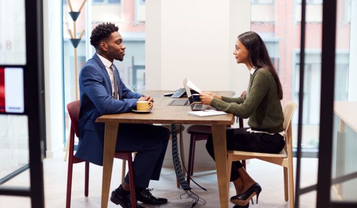 ¿Se puede trabajar mientras se estudia Recursos Humanos? Estudiante combinando formación académica y experiencia laboral