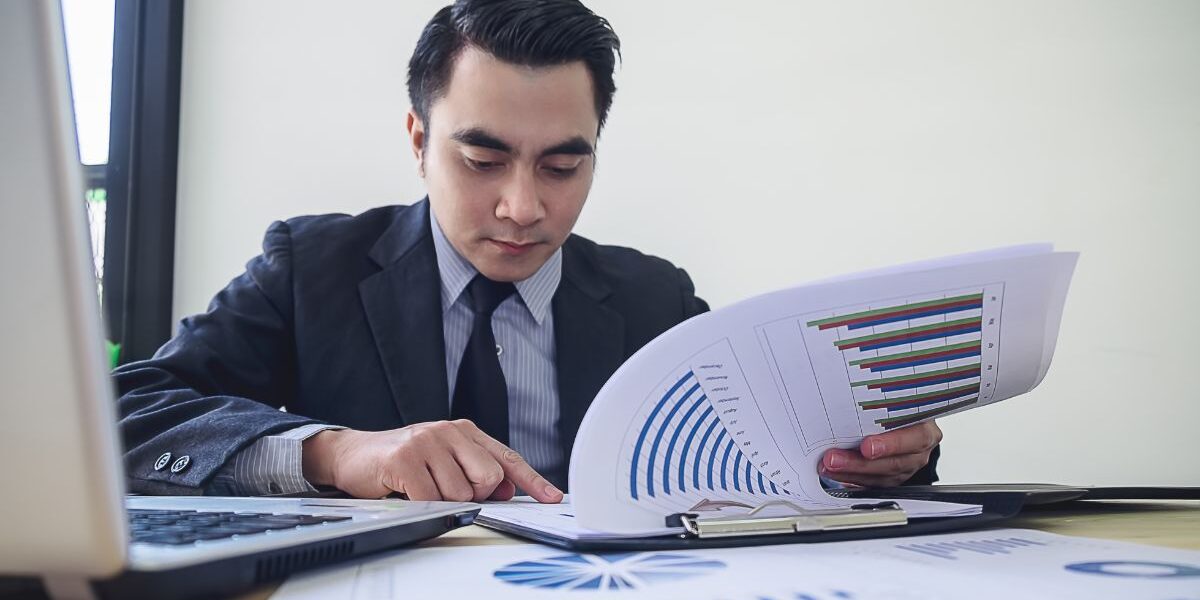 Estudiante de Economía trabajando en análisis financiero mientras cursa su carrera universitaria.