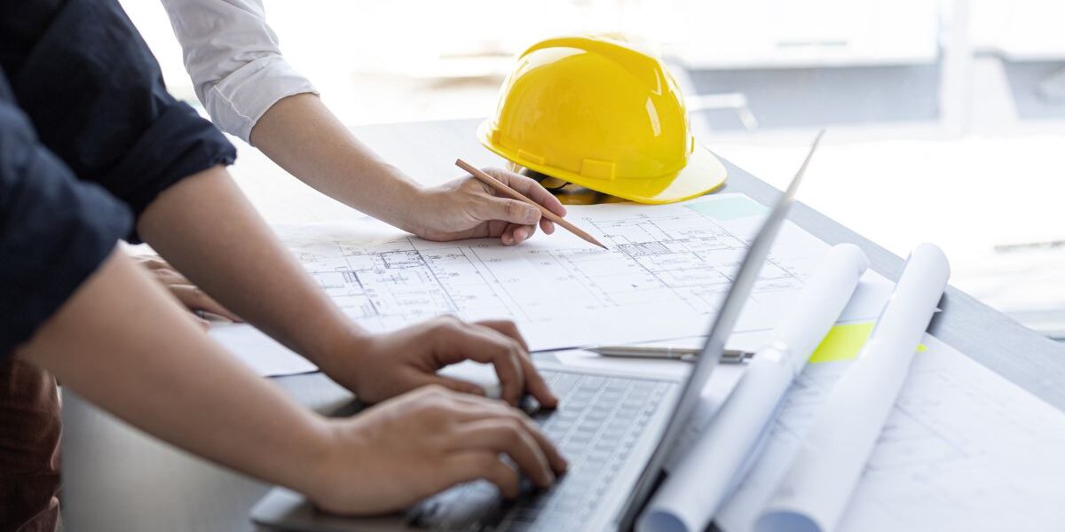 Estudiante de Ingeniería Industrial combinando estudios universitarios con experiencia laboral en una empresa.