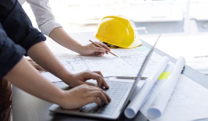 Estudiante de Ingeniería Industrial combinando estudios universitarios con experiencia laboral en una empresa.