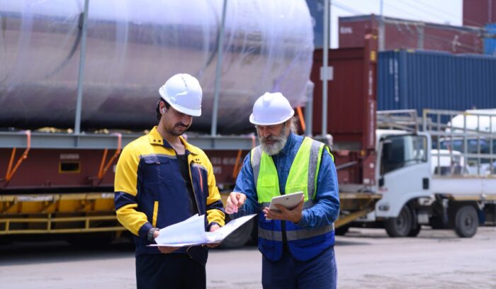 Estudiante realizando tareas vinculadas a trabajar mientras se estudia Logística en áreas de operaciones y transporte.