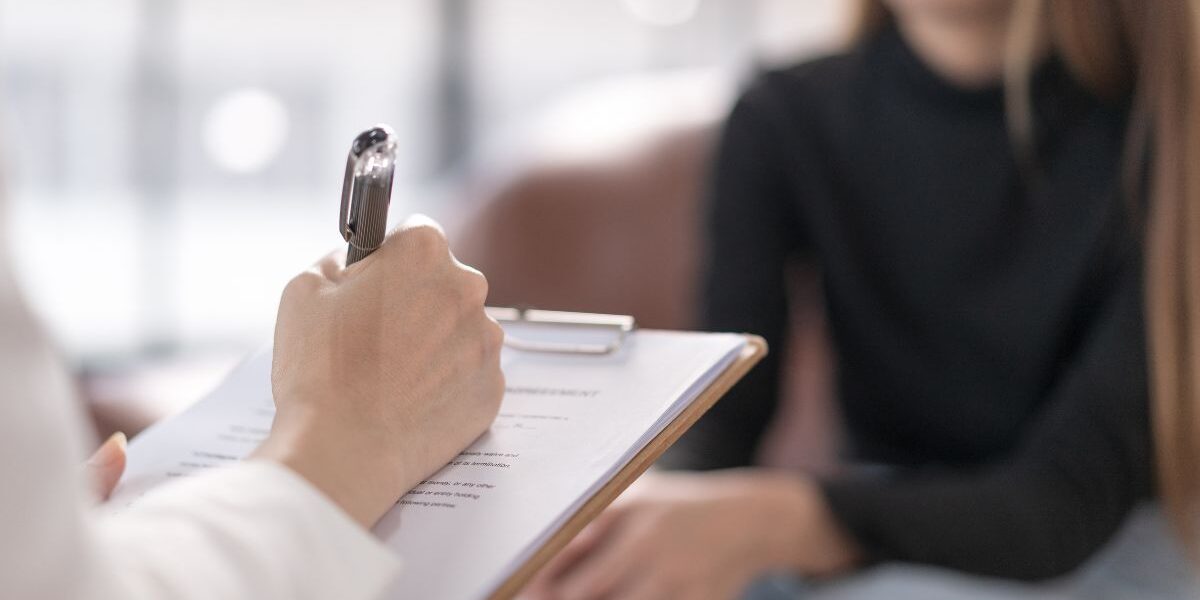 ¿Se puede trabajar mientras se estudia psicología? ¿Se puede trabajar mientras se estudia psicología? Estudiante combinando formación académica y actividad laboral