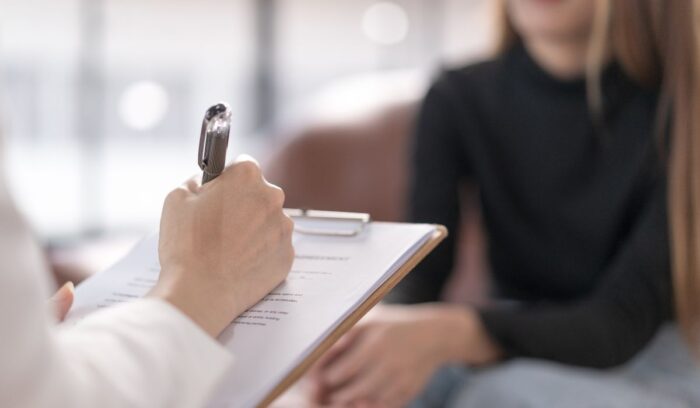 ¿Se puede trabajar mientras se estudia psicología? Estudiante combinando formación académica y actividad laboral