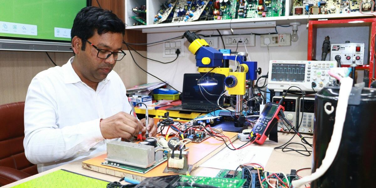 Dónde puede trabajar un ingeniero electrónico Ingeniero electrónico trabajando con equipos y sistemas electrónicos en un entorno tecnológico.